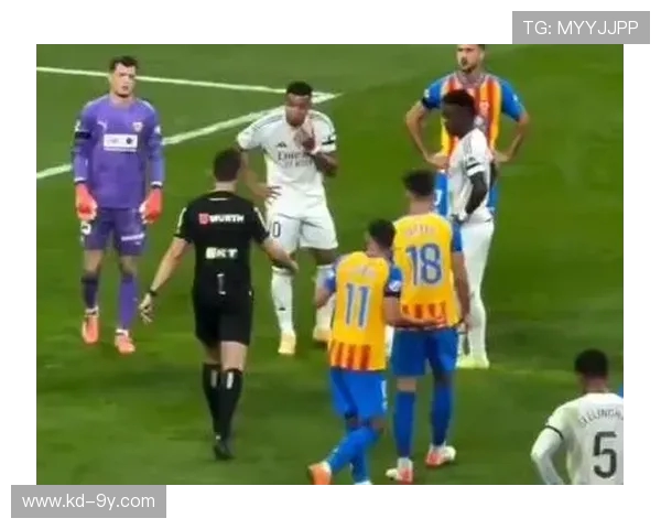 怒射惊天足球员一脚踢飞门将全场震惊裁判当场目瞪口呆